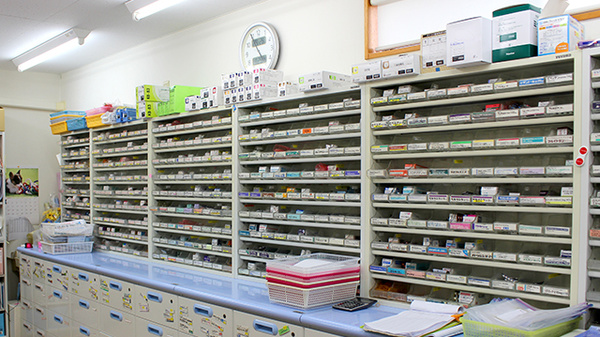 フクシ千渡薬局の薬棚