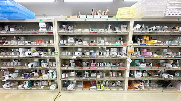 チューリップ水橋薬局の薬棚
