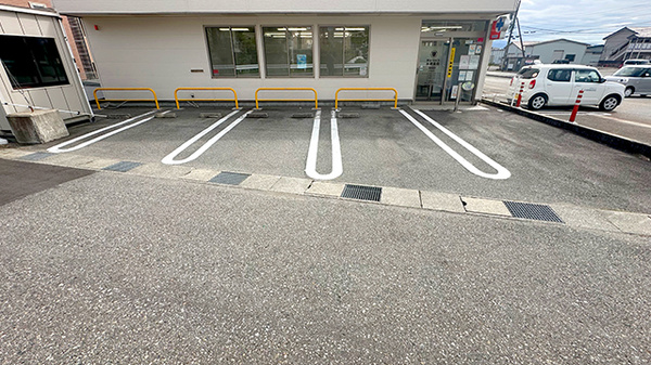 チューリップ水橋薬局の駐車場