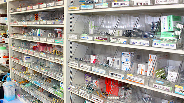 中央薬局　小山城北店の薬棚