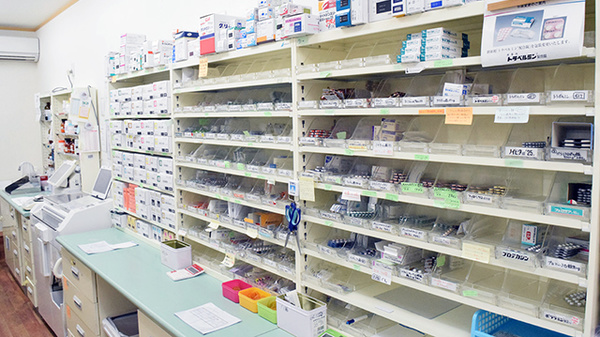 コスモファーマ薬局　扇町店の薬棚