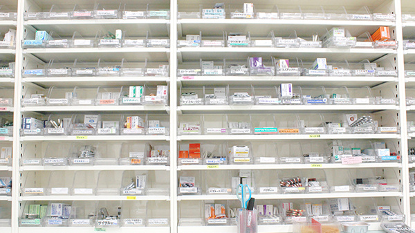 にじいろ薬局の薬棚