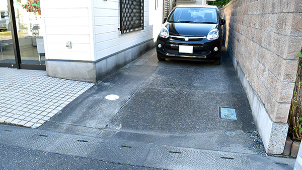 リリー薬局の駐車場