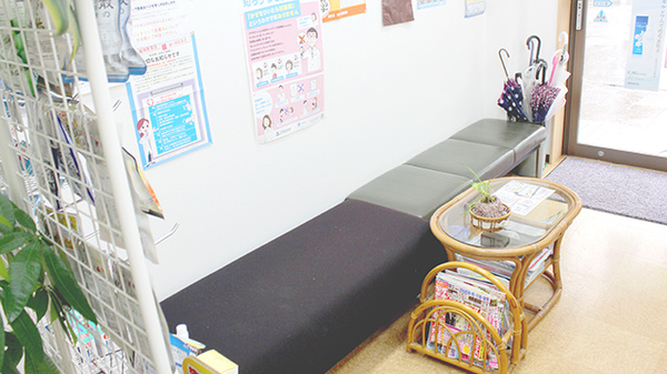 ワイアンドワイ薬局　栃木南店の待合スペース