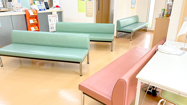 花・花薬局茂木店の待合スペース