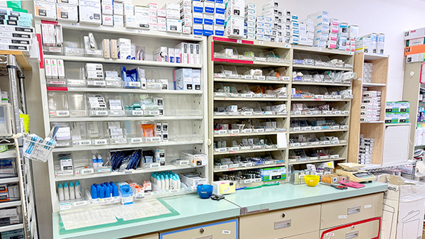 花・花薬局茂木店の薬棚