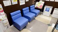 イオン薬局　小山店の待合スペース