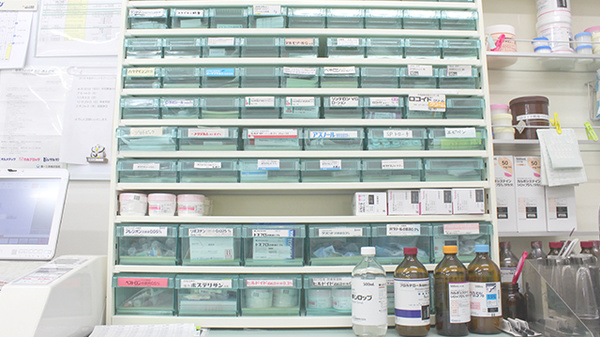 ポピー薬局の薬棚