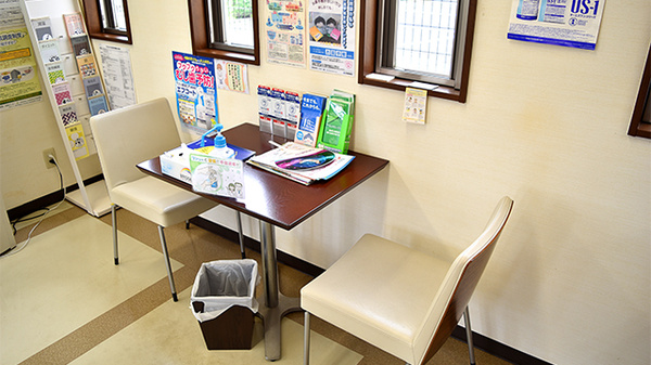 中央薬局　結城店の待合スペース