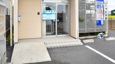 中央薬局　結城店の入口
