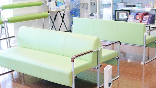 アイ調剤薬局の待合スペース