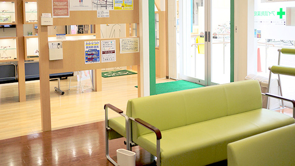 アイ調剤薬局の待合スペース