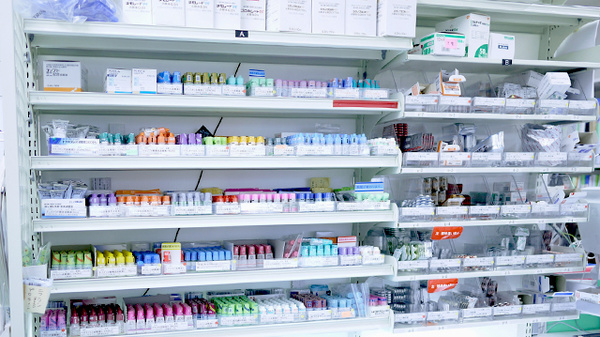アイ調剤薬局の薬棚