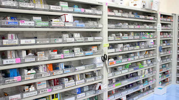 いずみ薬局　萩中店の薬棚