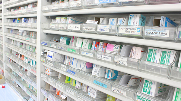いずみ薬局　行徳店の薬棚