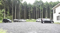 朝霧高原薬局の駐車場