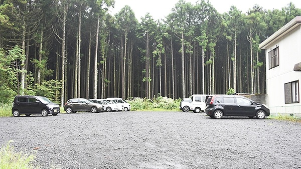 朝霧高原薬局の駐車場