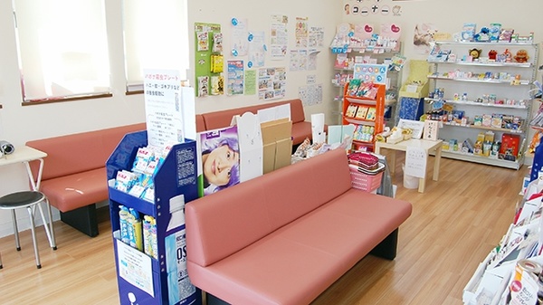 ぼうしや薬局　夢前店の待合スペース
