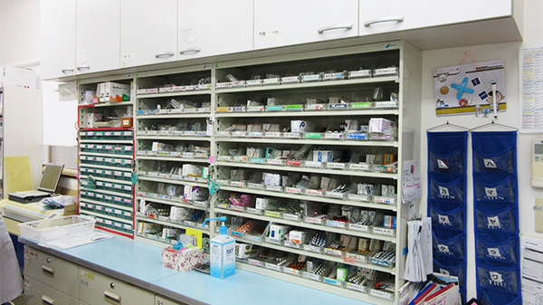 裕生堂薬局　室見店の薬棚