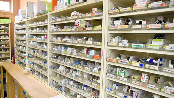 平岡回生堂薬局富田店の薬棚