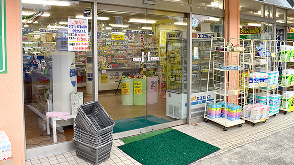 平岡回生堂薬局あかつき店の入口