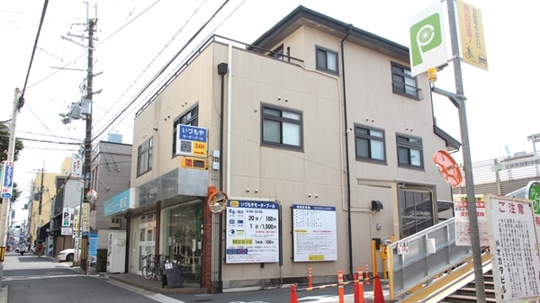 メロディー薬局の駐車場