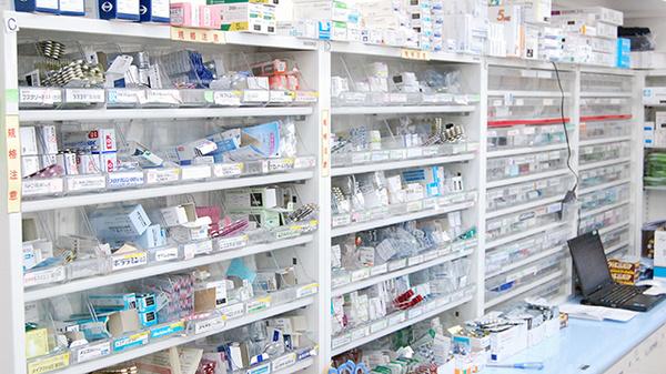 南山堂薬局　中高津店の薬棚