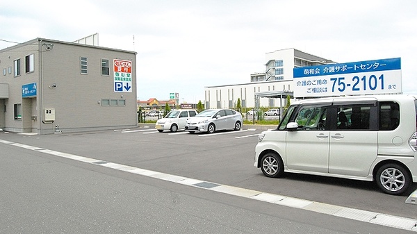 箔山堂　加賀温泉薬局の駐車場