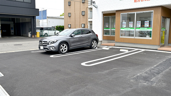 南山堂薬局　米松店の駐車場