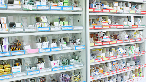 南山堂薬局　駒ケ根店の薬棚