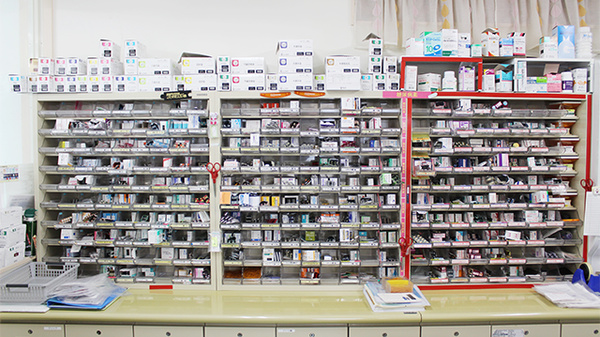 南山堂薬局　西同笠店の薬棚