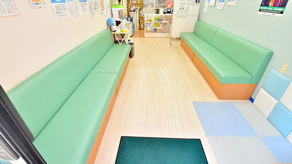 幸生堂薬局 藤井寺岡店の待合スペース