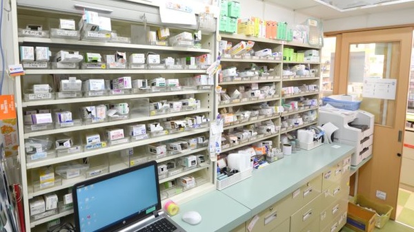 朝日薬局豊田市駅店の薬棚