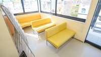 朝日薬局栄生町店の待合スペース