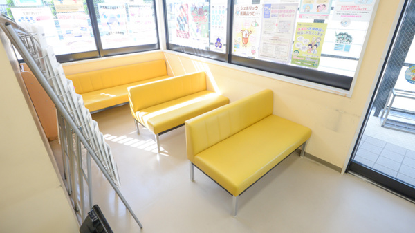 朝日薬局栄生町店の待合スペース
