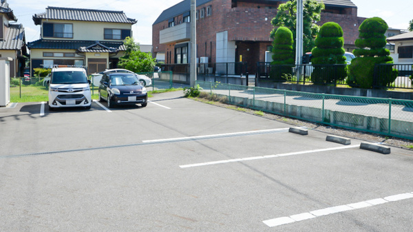 朝日薬局栄生町店の駐車場