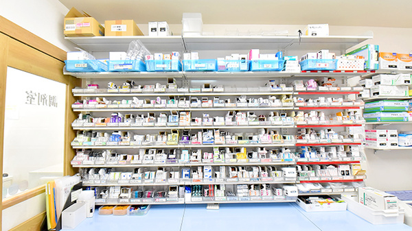 幸生堂薬局 汐の宮店の薬棚