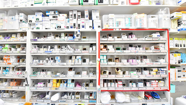 幸生堂薬局 北信太店の薬棚