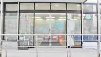 大賀薬局　春の町店の入口