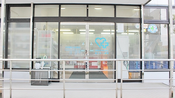 大賀薬局　春の町店の入口
