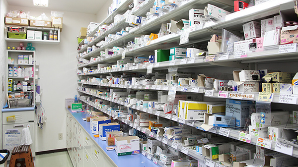 大賀薬局　地下鉄福大前店の薬棚