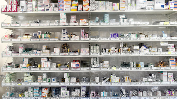 大賀薬局　博多駅前４丁目店の薬棚
