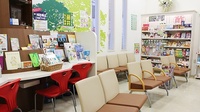 大賀薬局　九大病院東門前店の待合スペース