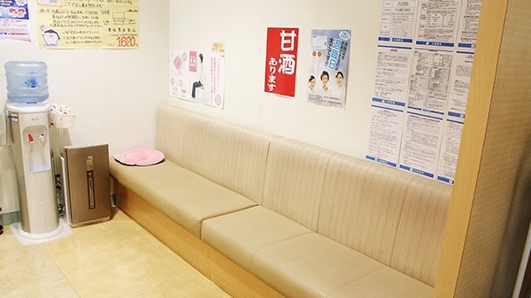 大賀薬局　天神ビル店の待合スペース