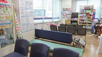 大賀薬局　野多目店の待合スペース