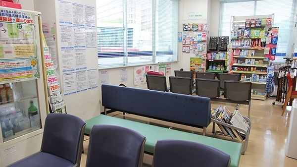 大賀薬局　野多目店の待合スペース