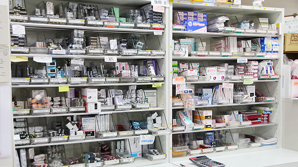 大賀薬局　野多目店の薬棚