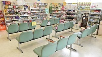大賀薬局　愛宕店の待合スペース