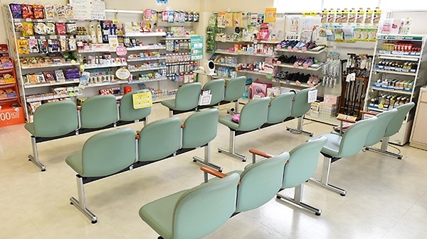 大賀薬局　愛宕店の待合スペース