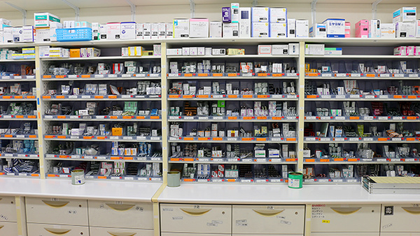 大賀薬局　愛宕店の薬棚